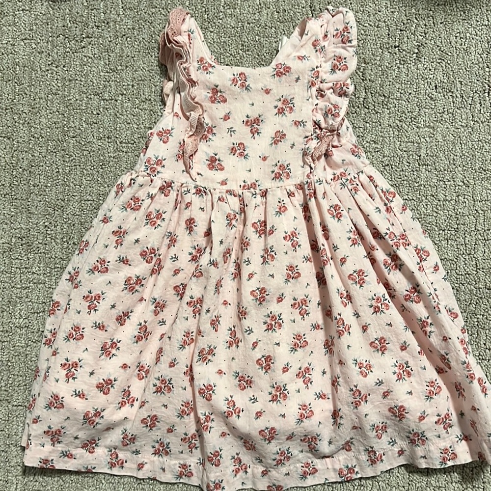 Beautiful cotton dress with collar and sleeve detail.